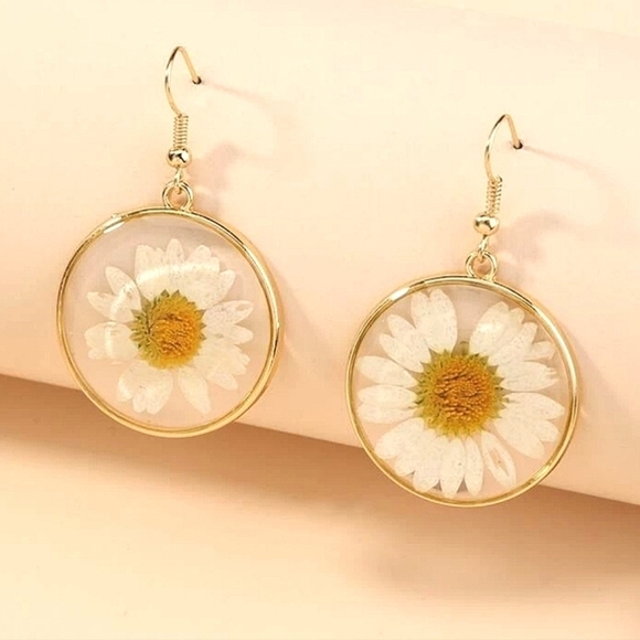 💖 2/$30 Dainty white pressed Daisy flower resin gold hoop boho dangle earrings - Picture 4 of 10